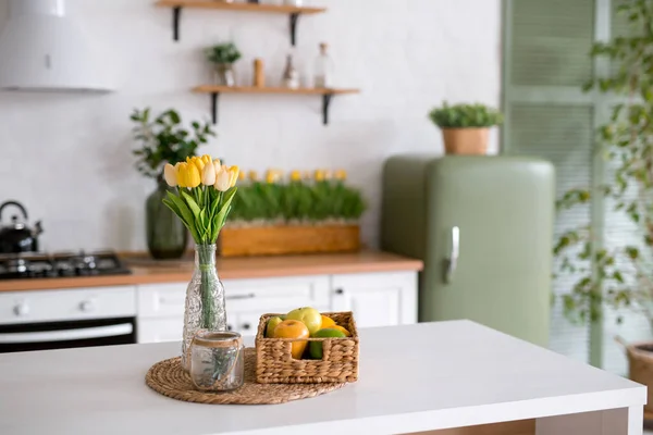 Ramo Tulipanes Sobre Una Mesa Blanca Fondo Interior Una Cocina — Foto de Stock
