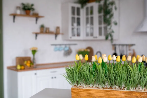 Bukiet Tulipanów Białym Stole Tle Wnętrze Białej Kuchni Stylu Skandynawskim — Zdjęcie stockowe