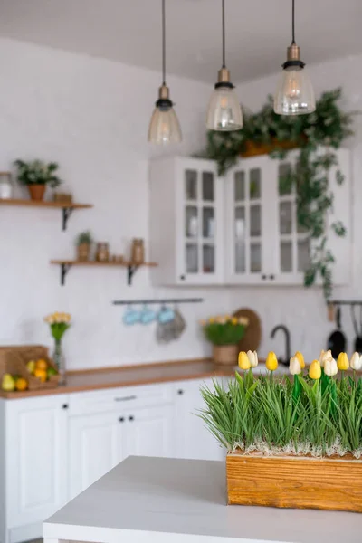 Kytice Tulipánů Bílém Stole Pozadí Interiér Bílé Kuchyně Skandinávském Stylu — Stock fotografie