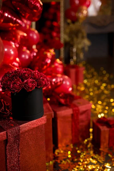 Red Roses Black Gift Box Golden Background Burgundy Roses Mothers — Stock Photo, Image