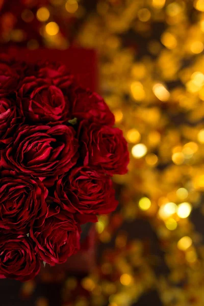 Czerwone Róże Czarnym Pudełku Złotym Tle Burgundowe Róże Dzień Matki — Zdjęcie stockowe