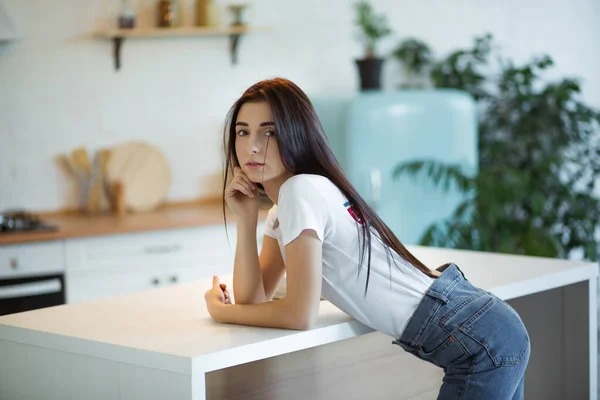 Brunette Girl Relaxing Kitchen Morning Young Woman White Shirt Jeans — Stock Photo, Image