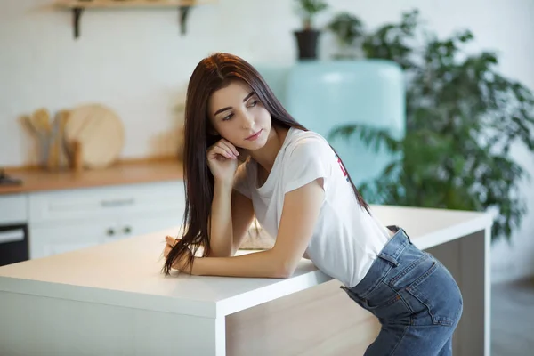 Brunette Girl Relaxing Kitchen Morning Young Woman White Shirt Jeans — Stock Photo, Image