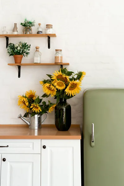 Vaso Com Belos Girassóis Amarelos Cozinha — Fotografia de Stock