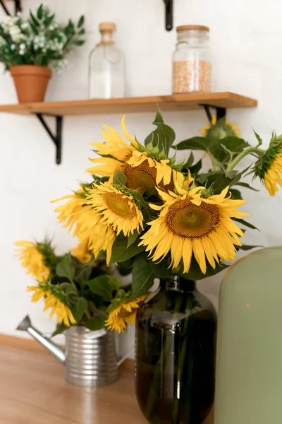 Vaas Met Mooie Gele Zonnebloemen Keuken — Stockfoto