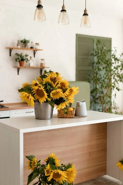 Vaso Com Belos Girassóis Amarelos Cozinha — Fotografia de Stock