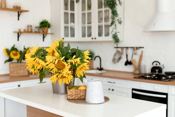 Wazon Pięknymi Żółtymi Słonecznikami Kuchni — Zdjęcie stockowe