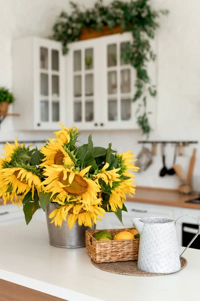 Bouquet Sunflowers Stand White Table Bright Kitchen — Stock Photo, Image