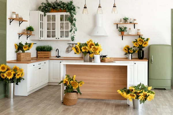 Interior Cozinha Moderna Com Ilha Pia Armários Girassóis Nova Casa — Fotografia de Stock