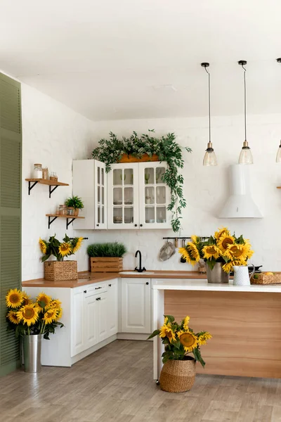 Interior Cocina Moderna Con Isla Fregadero Gabinetes Girasoles Nuevo Hogar —  Fotos de Stock