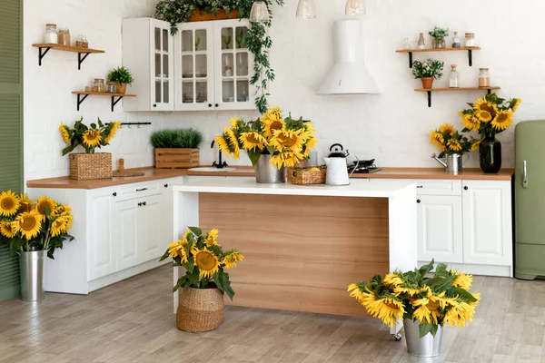 Interior Cocina Moderna Con Isla Fregadero Gabinetes Girasoles Nuevo Hogar — Foto de Stock