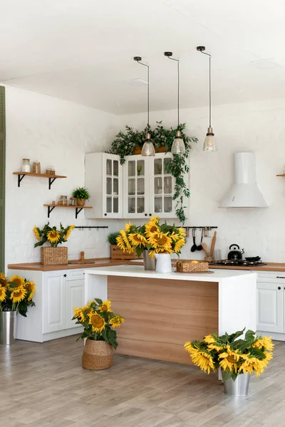 Moderní Kuchyně Interiér Ostrovem Umyvadlo Skříně Slunečnice Novém Luxusním Domě — Stock fotografie