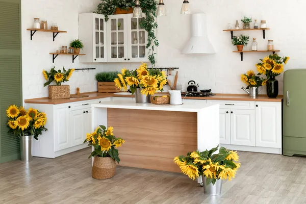 Interior Cozinha Moderna Com Ilha Pia Armários Girassóis Nova Casa — Fotografia de Stock