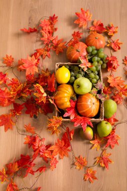 Peaceful Fall Fruit, Leaf, Leaf Ahşap Tahta Masa Arkaplanındaki Yaşam Düzenlemesi Kopya, metin, sözcükler için yer