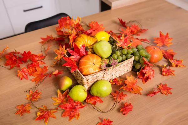 Friedliche Herbst Obst Blatt Eichel Stillleben Arrangement Auf Holzbrett Tisch — Stockfoto