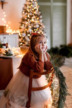 Mutlu Noeller ve mutlu tatiller. Neşeli şirin kız çocuğu Noel 'de eğleniyor.