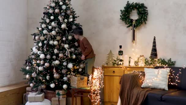 Menino Feliz Criança Decorando Árvore Natal Com Bolas — Vídeo de Stock