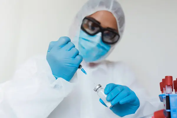 ワクチンだ 有能な医療従事者は コロナウイルス病を研究しながら研究室で仕事をしています ストック写真