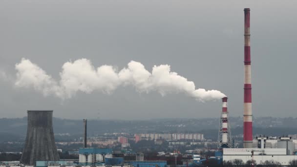 Inquinamento Atmosferico Impianti Industriali Fumare Pipe Industriali Rosso Con Camino — Video Stock