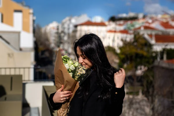 ロマンス 美しさのコンセプト 陽気で豪華なブルネットの若い女性は花束を保持し ロイヤリティフリーのストック写真