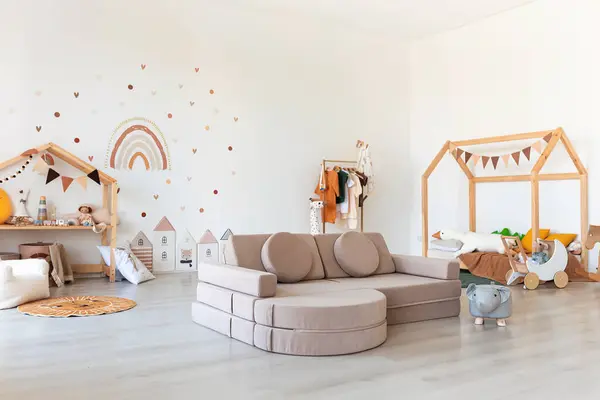 現代的なスカンジナビアスタイルのキッズルームインテリア 木製のベッド ソファー おもちゃ 子供のための居心地の良い部屋 ストック写真