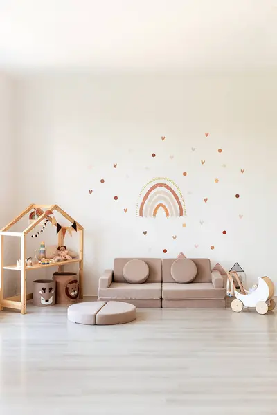 現代的なスカンジナビアスタイルのキッズルームインテリア 木製のベッド ソファー おもちゃ 子供のための居心地の良い部屋 ストック画像