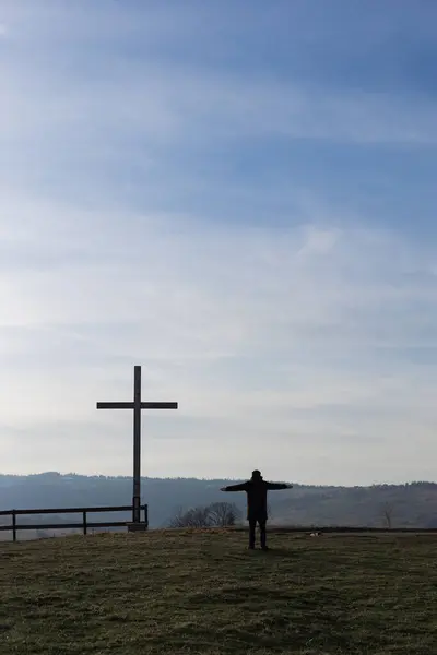 宗教テーマ カトリック十字架と人間の景色 素晴らしい景色と山々を背景として ロイヤリティフリーのストック写真