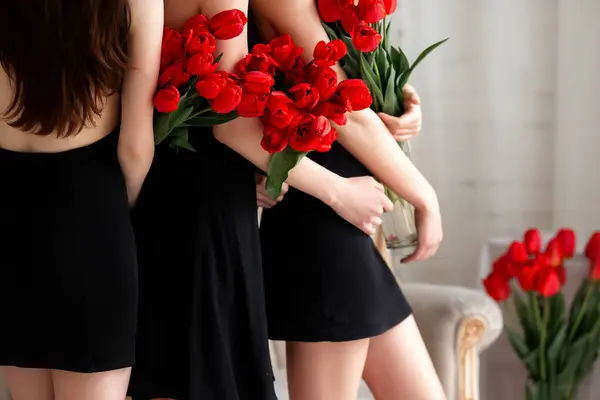 Красивое Милое Очаровательное Успешное Трио Девушек Платьях Макияжем Красными Тюльпанами Стоковая Картинка