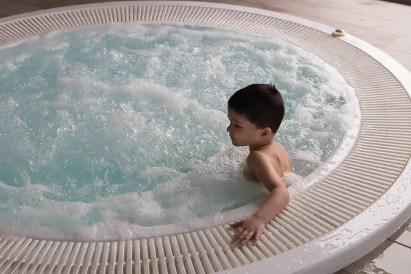 Мальчик Сидит Теплом Джакузи Кипящей Водой Счастливый Ребенок Отдыхающий Спа Лицензионные Стоковые Фото