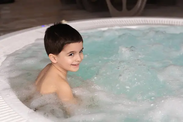 Мальчик Сидит Теплом Джакузи Кипящей Водой Счастливый Ребенок Отдыхающий Спа Лицензионные Стоковые Изображения