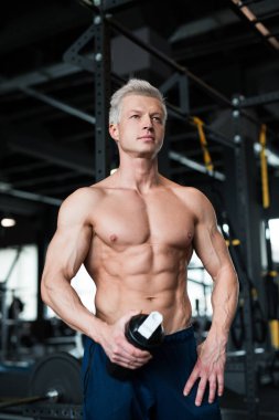 Bir erkek spor yaparken sallanarak vücut ısısını ve enerjisini arttırır, fitness rejimini geliştirir.