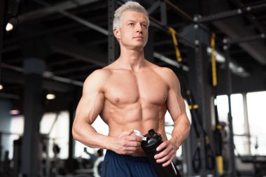 Bir erkek spor yaparken sallanarak vücut ısısını ve enerjisini arttırır, fitness rejimini geliştirir.