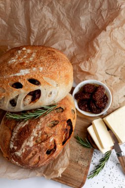 Yağlı Rustik Artisan Ekmeğinin, lezzetli, çıtır çıtır ve zengin aromalı zeytinlerin tadını çıkar..