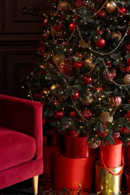 Renkli kurdeleler ve parlak süslemelerle süslenmiş güzel bir kırmızı Noel hediyesi koleksiyonu.