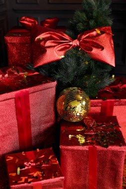 Renkli kurdeleler ve parlak süslemelerle süslenmiş güzel bir kırmızı Noel hediyesi koleksiyonu.