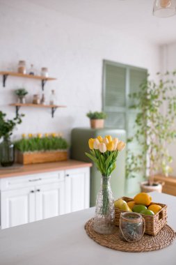 Bu büyüleyici mutfak canlı laleler ve renkli taze meyvelerle canlandırıcı ve davetkar bir atmosfer yaratıyor.