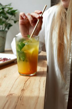 Sabah Işığında Pencere kenarında Ferahlatıcı bir içkinin tadını çıkarıyorum..