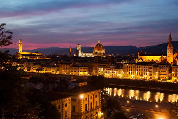 Floransa, İtalya 'nın nefes kesici güzellikteki alacakaranlık manzarası, ikonik mimarisini ve sıcak şehir ışıklarını gözler önüne seriyor.
