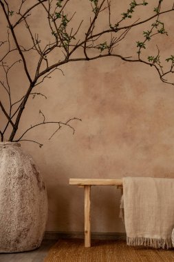 Dalları, ahşap tezgahı, yumuşak yastığı ve doğal ışığı olan sadelik ve zarafetin mükemmel bir karışımı olan büyük bir vazo içeren huzurlu bir köy köşesi..