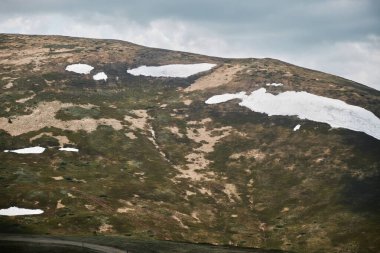 Svydovets Dağları 'ndaki engebeli tepelerde, batı Ukrayna' da alçak bir açıdan yakalanan görkemli kar yamaları. Seyahat ve macera içeriği için mükemmel.