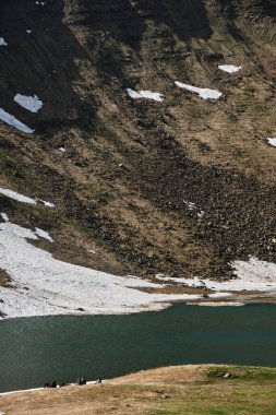 Ukrayna 'nın batısındaki Svydovets sıradağlarında sakin bir alp gölü manzaralı karlı dağlar. Seyahat ve macera içeriği için ideal.