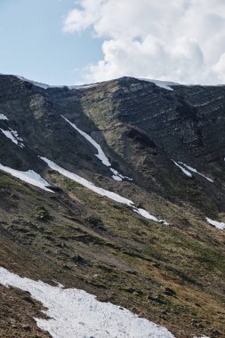 Svydovets sıradağları, batı Ukrayna 'daki karlı dağların ve yemyeşil vadilerin çarpıcı manzarası, doğa ve macera içeriği için mükemmel..