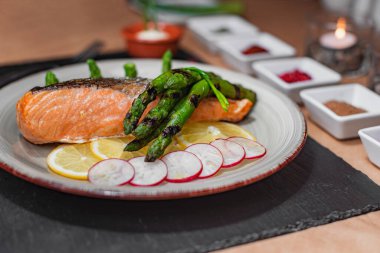 Kızarmış somon ve yeşil kuşkonmaz.