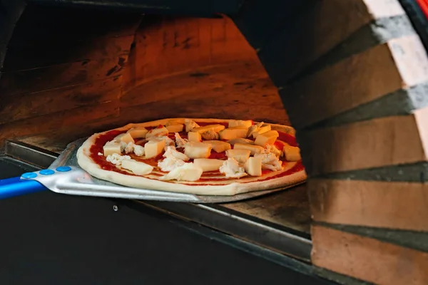 Baking Italian Pizza Oven Rechtenvrije Stockafbeeldingen