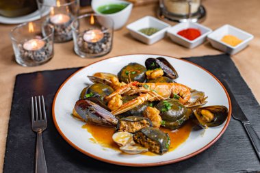 Kabuklu ve midyeli kıymalı Sorrentines.