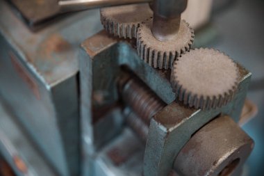 Atölyede takılarla çalışmak için gerekli araçlar