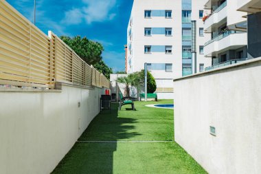 Yazın ortasında bir apartmanda halka açık havuz alanı