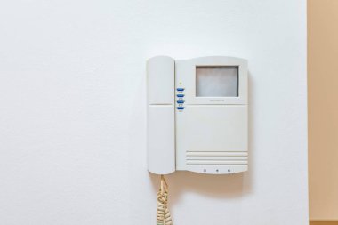 Dairenin dahili telefonu beyaz bir duvarda. Yakın plan.