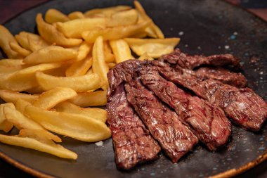 Tabakta kızarmış patatesle sığır picanha