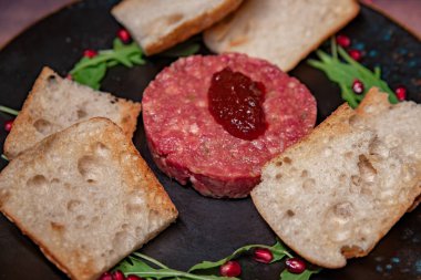 Biftek tartar ve çıtır ekmek.